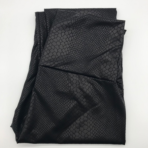 Snakeskin Pattern Embossed Leggings Black - Picture 5 of 7